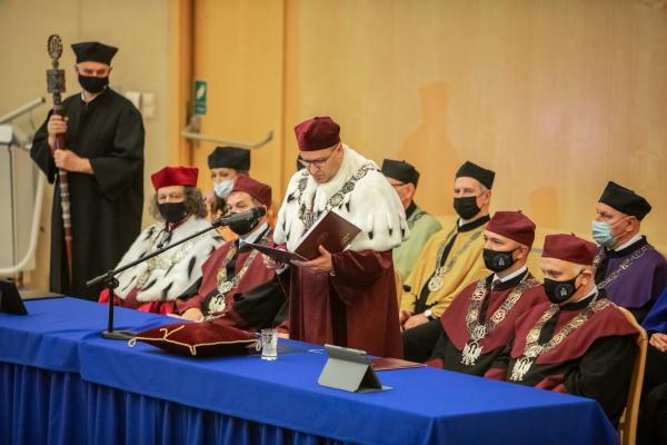 Marszałek Marek Woźniak wziął udział w inauguracjach roku akademickiego Uniwersytetu im. Adama Mickiewicza w Poznaniu Uniwersytetu Medycznego im. Karola Marcinkowskiego w Poznaniu oraz Politechniki Poznańskiej.- kliknij aby powiększyć