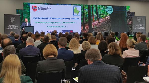 Samorząd Województwa Wielkopolskiego rozpoczął cykl konferencji Wielkopolskie rozmowy o klimacie. Pierwsze spotkanie które zainaugurował Jacek Bogusławski Członek Zarządu Województwa Wielkopolskiego.- kliknij aby powiększyć