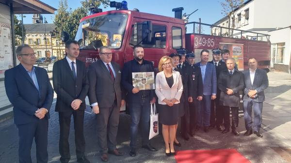 8 października 2021 r. w Stawiszynie z inicjatywy Wicemarszałka Województwa Wielkopolskiego Krzysztofa Grabowskiego odbyło się przekazanie specjalnego samochodu pożarniczego dla gminy Sireti w Mołdawii. Sygnatariuszami umowy przekazania wozu strażackiego byli Burmistrz Stawiszyna Grzegorz Kaczmarek Burmistrz Sireti Leonid Boaghi oraz Dyrektor ds. finansowych Fundacji Solidarności Międzynarodowej Marcin Prengowski. W uroczystości uczestniczyli również I sekretarz Ambasady Republiki Mołdawii w RP Octavian Berzan oraz przedstawiciele Powiatu Kaliskiego na czele ze Starostą Krzysztofem Nosalem a także druhny i druhowie OSP z gminy i powiatu.- kliknij aby powiększyć