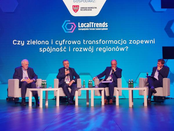 W Poznaniu w poniedziałek rozpoczęło się Local Trends - Europejskie Forum Samorządowe. Na terenie MTP spotkali się przedstawiciele władz różnych szczebli i biznesu. W wydarzeniu wziął udział Marszałek Marek Woźniak. – Zacieranie wszystkich podziałów zwłaszcza w tak trudnych czasach w jakich obecnie żyjemy jest niemożliwe. Ale możemy sprowadzić spory do spraw merytorycznych pamiętając jednocześnie o tym co nas politycznie dzieli – mówił Marszałek.- kliknij aby powiększyć