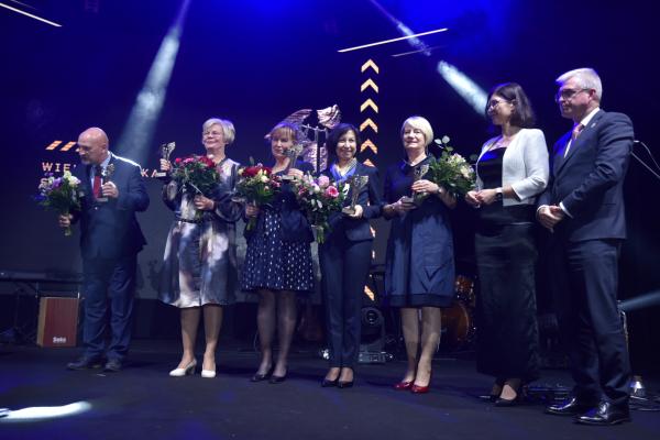 11 placówek edukacyjnych i 11 nauczycieli z naszego regionu zostało nagrodzonych i wyróżnionych podczas gali podsumowującej konkursy o tytuł Wielkopolska Szkoła Roku oraz Wielkopolski Nauczyciel Roku. Gala odbyła się w ramach uroczystych obchodów Dnia Edukacji Narodowej.- kliknij aby powiększyć