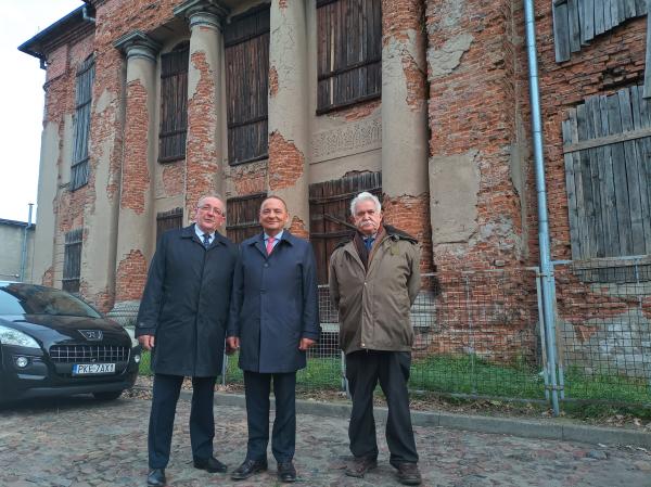 W środę 20 października Wicemarszałek Województwa Wielkopolskiego Wojciech Jankowiak na zaproszenie burmistrza Piotra Psikusa odwiedził gminę Kępno w południowej części Wielkopolski. Na miejscu zapoznał się z realizacją przedsięwzięć współfinansowanych z funduszy unijnych będących w gestii Samorządu Województwa a także z potrzebami inwestycyjnymi dotyczącymi dróg wojewódzkich. - kliknij aby powiększyć