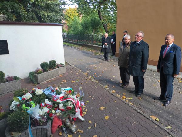 W środę 20 października Wicemarszałek Województwa Wielkopolskiego Wojciech Jankowiak na zaproszenie burmistrza Piotra Psikusa odwiedził gminę Kępno w południowej części Wielkopolski. Na miejscu zapoznał się z realizacją przedsięwzięć współfinansowanych z funduszy unijnych będących w gestii Samorządu Województwa a także z potrzebami inwestycyjnymi dotyczącymi dróg wojewódzkich. - kliknij aby powiększyć