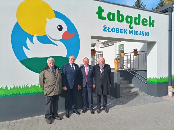 W środę 20 października Wicemarszałek Województwa Wielkopolskiego Wojciech Jankowiak na zaproszenie burmistrza Piotra Psikusa odwiedził gminę Kępno w południowej części Wielkopolski. Na miejscu zapoznał się z realizacją przedsięwzięć współfinansowanych z funduszy unijnych będących w gestii Samorządu Województwa a także z potrzebami inwestycyjnymi dotyczącymi dróg wojewódzkich. - kliknij aby powiększyć