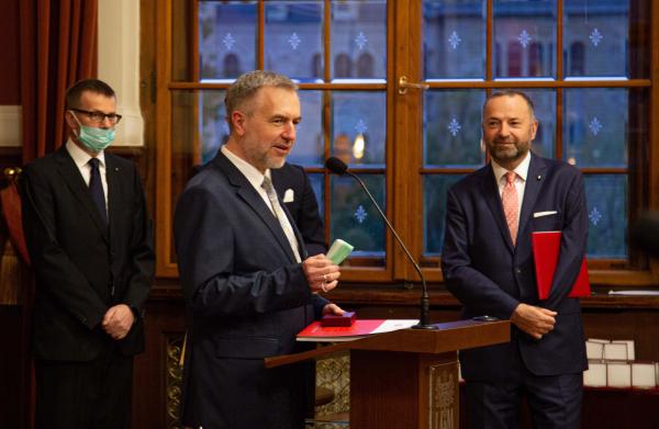 Marszałek Marek Woźniak przemawia w Sali Lubrańskiego  po otrzymaniu pamiątkowego medalu z okazji 100. rocznicy powstania Związku Polskich Kawalerów Maltańskich. Na zdjęciu z prawej jest też uśmiechnięty Jerzy Baehr Prezydent  Związku - kliknij aby powiększyć