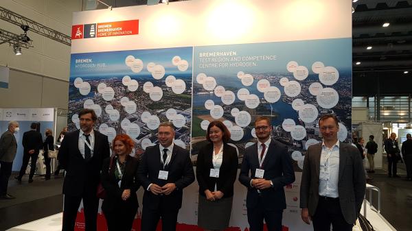 Członkowie wielkopolskiej delegacji na targach Hydrogen Technology Expo Europe- kliknij aby powiększyć