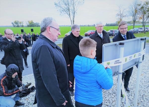 Nadanie imienia rondu w Więckowicach im. Adriana Napierały zmarłego wójta gminy Dopiewo. Na zdjęciu: Wiktor syn Adriana Napierały Wicemarszałek Wojciech Jankowiak Paweł Przepióra obecny wójt gminy Dopiewo wicestarosta poznański Tomasz Łubiński i Leszek Nowaczyk przewodniczący Rady Gminy Dopiewo - kliknij aby powiększyć
