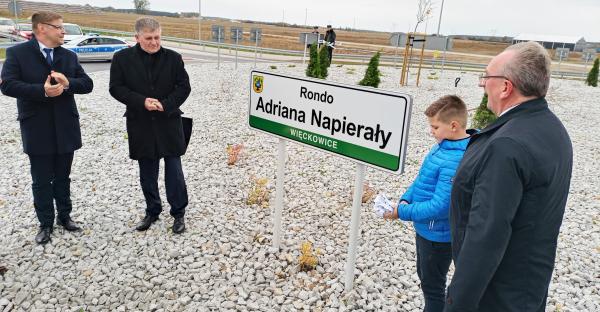 Nadanie imienia rondu w Więckowicach im. Adriana Napierały zmarłego wójta gminy Dopiewo. Na zdjęciu: Wiktor syn Adriana Napierały Wicemarszałek Wojciech Jankowiak Paweł Przepióra obecny wójt gminy Dopiewo i wicestarosta poznański Tomasz Łubiński  - kliknij aby powiększyć