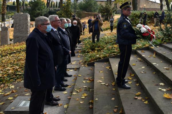 Non omnis moriar – Wielkopolanie. To napis z szarf na wiązankach kwiatów które zostały złożone 1 listopada tego roku na mogiłach zasłużonych poznaniaków i Wielkopolan oraz przed poznańskimi pomnikami.  Uroczystość z udziałem Marszałka Marka Woźniaka rozpoczęła się  o godzinie 12.00 na Cmentarzu Zasłużonych Wielkopolan na Wzgórzu św. Wojciecha. - kliknij aby powiększyć