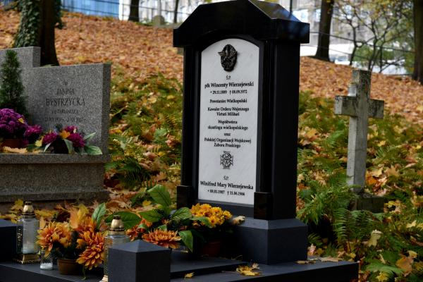Non omnis moriar – Wielkopolanie. To napis z szarf na wiązankach kwiatów które zostały złożone 1 listopada tego roku na mogiłach zasłużonych poznaniaków i Wielkopolan oraz przed poznańskimi pomnikami.  Uroczystość z udziałem Marszałka Marka Woźniaka rozpoczęła się  o godzinie 12.00 na Cmentarzu Zasłużonych Wielkopolan na Wzgórzu św. Wojciecha. - kliknij aby powiększyć