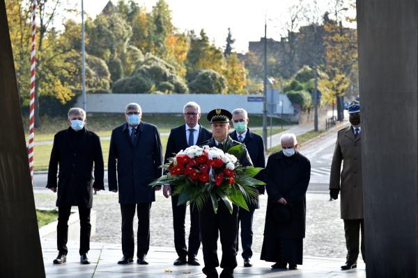Non omnis moriar – Wielkopolanie. To napis z szarf na wiązankach kwiatów które zostały złożone 1 listopada tego roku na mogiłach zasłużonych poznaniaków i Wielkopolan oraz przed poznańskimi pomnikami.  Uroczystość z udziałem Marszałka Marka Woźniaka rozpoczęła się  o godzinie 12.00 na Cmentarzu Zasłużonych Wielkopolan na Wzgórzu św. Wojciecha. - kliknij aby powiększyć