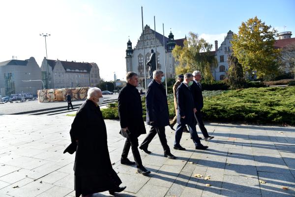 Non omnis moriar – Wielkopolanie. To napis z szarf na wiązankach kwiatów które zostały złożone 1 listopada tego roku na mogiłach zasłużonych poznaniaków i Wielkopolan oraz przed poznańskimi pomnikami.  Uroczystość z udziałem Marszałka Marka Woźniaka rozpoczęła się  o godzinie 12.00 na Cmentarzu Zasłużonych Wielkopolan na Wzgórzu św. Wojciecha. - kliknij aby powiększyć