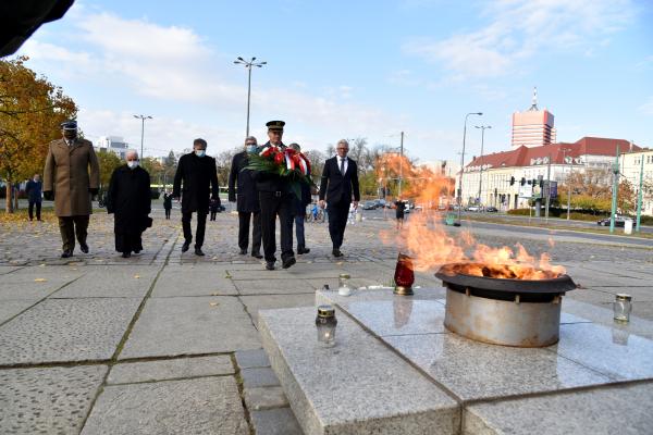 Non omnis moriar – Wielkopolanie. To napis z szarf na wiązankach kwiatów które zostały złożone 1 listopada tego roku na mogiłach zasłużonych poznaniaków i Wielkopolan oraz przed poznańskimi pomnikami.  Uroczystość z udziałem Marszałka Marka Woźniaka rozpoczęła się  o godzinie 12.00 na Cmentarzu Zasłużonych Wielkopolan na Wzgórzu św. Wojciecha. - kliknij aby powiększyć