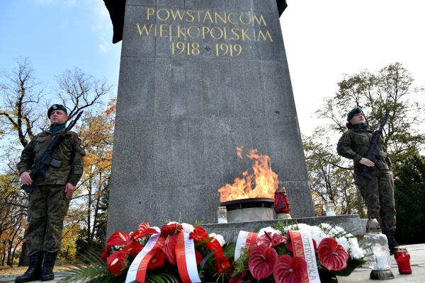 Non omnis moriar – Wielkopolanie. To napis z szarf na wiązankach kwiatów które zostały złożone 1 listopada tego roku na mogiłach zasłużonych poznaniaków i Wielkopolan oraz przed poznańskimi pomnikami.  Uroczystość z udziałem Marszałka Marka Woźniaka rozpoczęła się  o godzinie 12.00 na Cmentarzu Zasłużonych Wielkopolan na Wzgórzu św. Wojciecha. - kliknij aby powiększyć