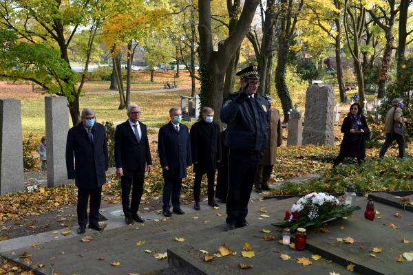 Złożenie kwiatów na Cmentarzu Zasłużonych Wielkopolan  - kliknij aby powiększyć