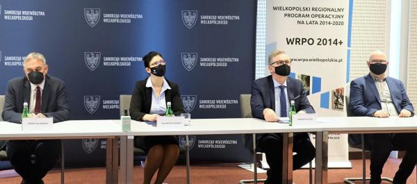 Za stołem prezydialnym zasiadają (od lewej)  prof. dr hab. Marek Figlerowicz – Dyrektor Instytutu Chemii Bioorganicznej Polskiej Akademii Nauk Poznańskiego Centrum Superkomputerowo-Sieciowego Paulina Stochniałek Członek Zarządu Województwa Wielkopolskiego Czesław Kruczek – Zastępca Dyrektora Departamentu Edukacji i Nauki  UMWW i mgr inż. Tomasz Piontek – Kierownik Pionu Zastosowań PCSS- kliknij aby powiększyć