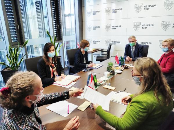 Rozmową o sympatii Ambasador Kanady do stolicy Wielkopolski rozpoczęło się pierwsze spotkanie Marka Woźniaka Marszałka Województwa Wielkopolskiego z Jej Ekscelencją Leslie Scanlon które odbyło się 3 listopada w siedzibie Urzędu Marszałkowskiego.- kliknij aby powiększyć