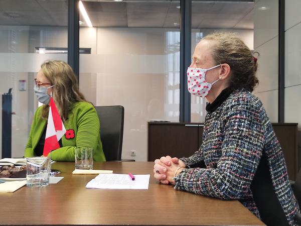 Rozmową o sympatii Ambasador Kanady do stolicy Wielkopolski rozpoczęło się pierwsze spotkanie Marka Woźniaka Marszałka Województwa Wielkopolskiego z Jej Ekscelencją Leslie Scanlon które odbyło się 3 listopada w siedzibie Urzędu Marszałkowskiego.- kliknij aby powiększyć