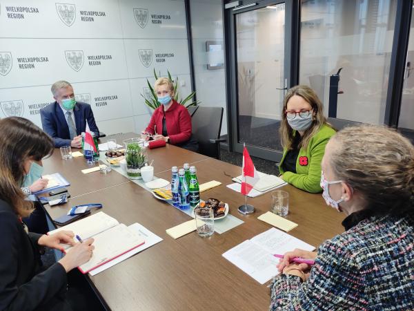 Rozmową o sympatii Ambasador Kanady do stolicy Wielkopolski rozpoczęło się pierwsze spotkanie Marka Woźniaka Marszałka Województwa Wielkopolskiego z Jej Ekscelencją Leslie Scanlon które odbyło się 3 listopada w siedzibie Urzędu Marszałkowskiego.- kliknij aby powiększyć