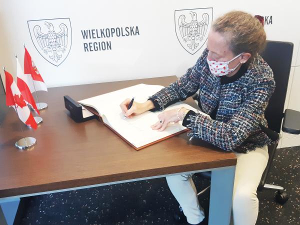 Rozmową o sympatii Ambasador Kanady do stolicy Wielkopolski rozpoczęło się pierwsze spotkanie Marka Woźniaka Marszałka Województwa Wielkopolskiego z Jej Ekscelencją Leslie Scanlon które odbyło się 3 listopada w siedzibie Urzędu Marszałkowskiego.- kliknij aby powiększyć