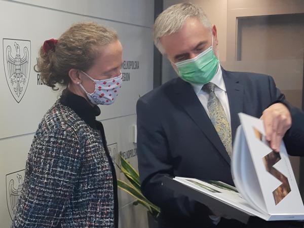 Rozmową o sympatii Ambasador Kanady do stolicy Wielkopolski rozpoczęło się pierwsze spotkanie Marka Woźniaka Marszałka Województwa Wielkopolskiego z Jej Ekscelencją Leslie Scanlon które odbyło się 3 listopada w siedzibie Urzędu Marszałkowskiego.- kliknij aby powiększyć