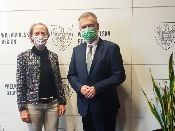 Rozmową o sympatii Ambasador Kanady do stolicy Wielkopolski rozpoczęło się pierwsze spotkanie Marka Woźniaka Marszałka Województwa Wielkopolskiego z Jej Ekscelencją Leslie Scanlon które odbyło się 3 listopada w siedzibie Urzędu Marszałkowskiego.- kliknij aby powiększyć