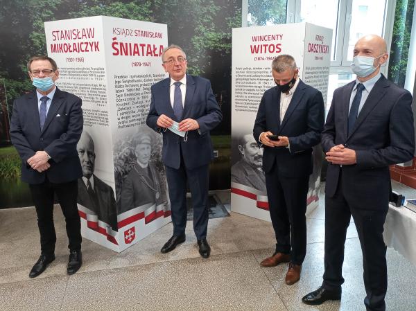 We wtorek 9 listopada Wicemarszałek Województwa Wielkopolskiego Wojciech Jankowiak na zaproszenie burmistrza Jarosława Pietrzaka odwiedził gminę Dobrzyca w powiecie pleszewskim. Na miejscu zapoznał się między innymi z realizacją przedsięwzięć współfinansowanych z funduszy Samorządu Województwa Wielkopolskiego a także przekazał sprzęt zakupiony przez Wojewódzki Ośrodek Ruchu Drogowego w Kaliszu. - kliknij aby powiększyć