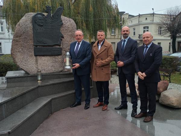 We wtorek 9 listopada Wicemarszałek Województwa Wielkopolskiego Wojciech Jankowiak na zaproszenie burmistrza Jarosława Pietrzaka odwiedził gminę Dobrzyca w powiecie pleszewskim. Na miejscu zapoznał się między innymi z realizacją przedsięwzięć współfinansowanych z funduszy Samorządu Województwa Wielkopolskiego a także przekazał sprzęt zakupiony przez Wojewódzki Ośrodek Ruchu Drogowego w Kaliszu. - kliknij aby powiększyć