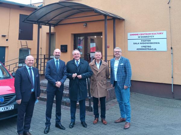We wtorek 9 listopada Wicemarszałek Województwa Wielkopolskiego Wojciech Jankowiak na zaproszenie burmistrza Jarosława Pietrzaka odwiedził gminę Dobrzyca w powiecie pleszewskim. Na miejscu zapoznał się między innymi z realizacją przedsięwzięć współfinansowanych z funduszy Samorządu Województwa Wielkopolskiego a także przekazał sprzęt zakupiony przez Wojewódzki Ośrodek Ruchu Drogowego w Kaliszu. - kliknij aby powiększyć