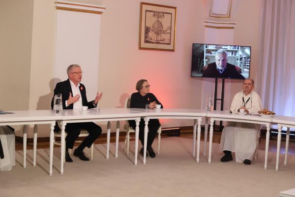 11 listopada w 103. rocznicę odzyskania niepodległości w Urzędzie Miasta Poznania odbyła się debata na rzecz demokracji Wolność kocham i rozumiem która była transmitowana na żywo w TVN24. Rozmówcami byli dominikanin i publicysta Tomasz Dostatni reżyserka Agnieszka Holland byli prezydenci Bronisław Komorowski i Aleksander Kwaśniewski specjalista z teorii i filozofii prawa prof. Marcin Matczak historyczka i specjalistka z dziedziny stosunków polsko-niemieckich prof. Anna Wolff-Powęska oraz samorządowcy Prezydent Poznania Jacek Jaśkowiak Marszałek Województwa Wielkopolskiego Marek Woźniak i Starosta Poznański Jan Grabkowski.- kliknij aby powiększyć