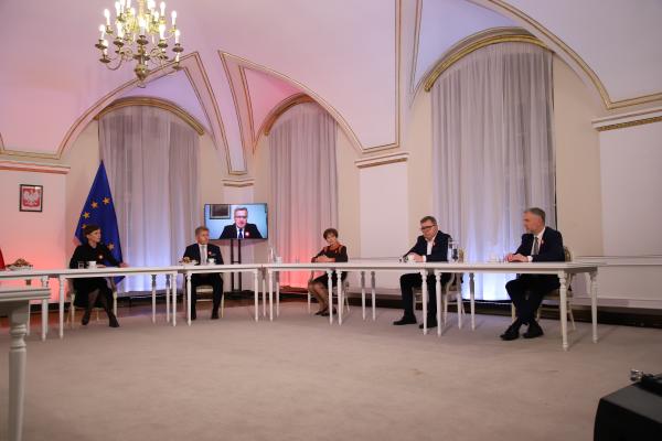 11 listopada w 103. rocznicę odzyskania niepodległości w Urzędzie Miasta Poznania odbyła się debata na rzecz demokracji Wolność kocham i rozumiem która była transmitowana na żywo w TVN24. Rozmówcami byli dominikanin i publicysta Tomasz Dostatni reżyserka Agnieszka Holland byli prezydenci Bronisław Komorowski i Aleksander Kwaśniewski specjalista z teorii i filozofii prawa prof. Marcin Matczak historyczka i specjalistka z dziedziny stosunków polsko-niemieckich prof. Anna Wolff-Powęska oraz samorządowcy Prezydent Poznania Jacek Jaśkowiak Marszałek Województwa Wielkopolskiego Marek Woźniak i Starosta Poznański Jan Grabkowski.- kliknij aby powiększyć