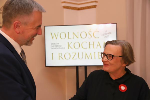 11 listopada w 103. rocznicę odzyskania niepodległości w Urzędzie Miasta Poznania odbyła się debata na rzecz demokracji Wolność kocham i rozumiem która była transmitowana na żywo w TVN24. Rozmówcami byli dominikanin i publicysta Tomasz Dostatni reżyserka Agnieszka Holland byli prezydenci Bronisław Komorowski i Aleksander Kwaśniewski specjalista z teorii i filozofii prawa prof. Marcin Matczak historyczka i specjalistka z dziedziny stosunków polsko-niemieckich prof. Anna Wolff-Powęska oraz samorządowcy Prezydent Poznania Jacek Jaśkowiak Marszałek Województwa Wielkopolskiego Marek Woźniak i Starosta Poznański Jan Grabkowski.- kliknij aby powiększyć