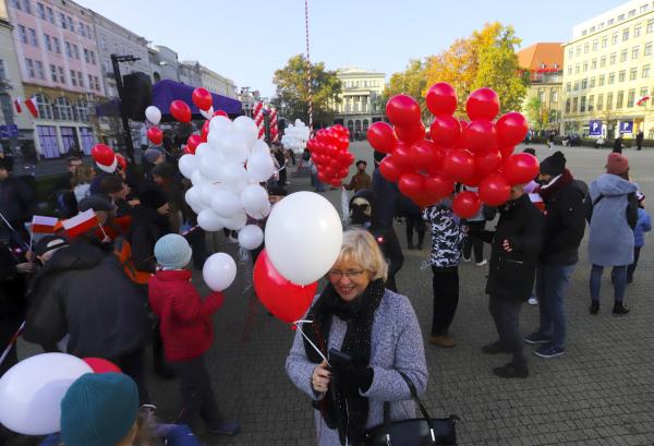 11 listopada Marszałek Marek Woźniak wziął również udział w mszy oraz uroczystościach z okazji Narodowego Święta Niepodległości które odbyły się na placu Wolności w Poznaniu. Ich organizatorem był Wojewoda Wielkopolski Michał Zieliński.- kliknij aby powiększyć
