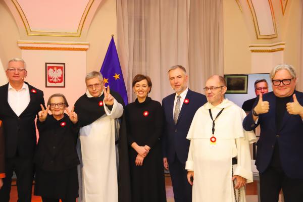 11 listopada w 103. rocznicę odzyskania niepodległości w Urzędzie Miasta Poznania odbyła się debata na rzecz demokracji Wolność kocham i rozumiem która była transmitowana na żywo w TVN24. Rozmówcami byli dominikanin i publicysta Tomasz Dostatni reżyserka Agnieszka Holland byli prezydenci Bronisław Komorowski i Aleksander Kwaśniewski specjalista z teorii i filozofii prawa prof. Marcin Matczak historyczka i specjalistka z dziedziny stosunków polsko-niemieckich prof. Anna Wolff-Powęska oraz samorządowcy Prezydent Poznania Jacek Jaśkowiak Marszałek Województwa Wielkopolskiego Marek Woźniak i Starosta Poznański Jan Grabkowski.- kliknij aby powiększyć