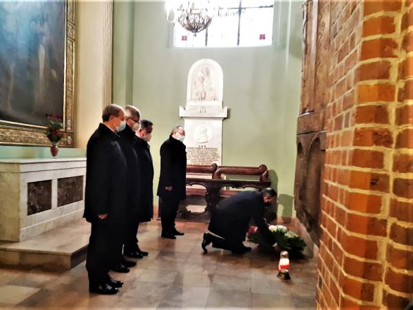 W niedzielę 14 listopada Wicemarszałek Wojciech Jankowiak wraz z przedstawicielami administracji centralnej oraz samorządów miasta Poznania i powiatu poznańskiego oddał hołd władcom Polski z dynastii Piastów. Okazją do tego była doroczna msza św. w intencji królów i książąt z rodu Piastów która odbyła się w Bazylice Archikatedralnej św. Piotra i Pawła na Ostrowie Tumskim w Poznaniu. - kliknij aby powiększyć