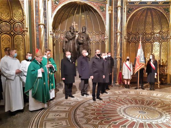 W niedzielę 14 listopada Wicemarszałek Wojciech Jankowiak wraz z przedstawicielami administracji centralnej oraz samorządów miasta Poznania i powiatu poznańskiego oddał hołd władcom Polski z dynastii Piastów. Okazją do tego była doroczna msza św. w intencji królów i książąt z rodu Piastów która odbyła się w Bazylice Archikatedralnej św. Piotra i Pawła na Ostrowie Tumskim w Poznaniu. - kliknij aby powiększyć