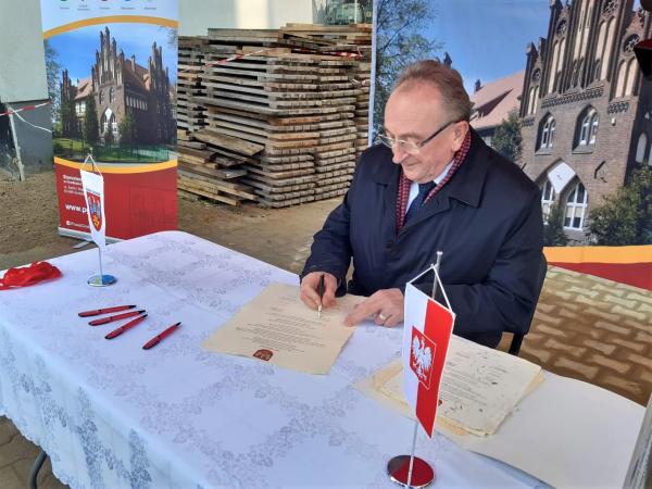 W dniu 10 listopada Wicemarszałek Wojciech Jankowiak reprezentował Samorząd Województwa Wielkopolskiego podczas obchodów 130-lecia powstania szpitala w Grodzisku Wielkopolskim połączonych z podpisaniem i wmurowaniem aktu erekcyjnego pod budowę w tym szpitalu Zakładu Pielęgnacyjno-Opiekuńczego.- kliknij aby powiększyć