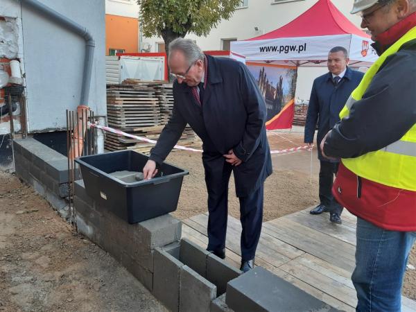 W dniu 10 listopada Wicemarszałek Wojciech Jankowiak reprezentował Samorząd Województwa Wielkopolskiego podczas obchodów 130-lecia powstania szpitala w Grodzisku Wielkopolskim połączonych z podpisaniem i wmurowaniem aktu erekcyjnego pod budowę w tym szpitalu Zakładu Pielęgnacyjno-Opiekuńczego.- kliknij aby powiększyć