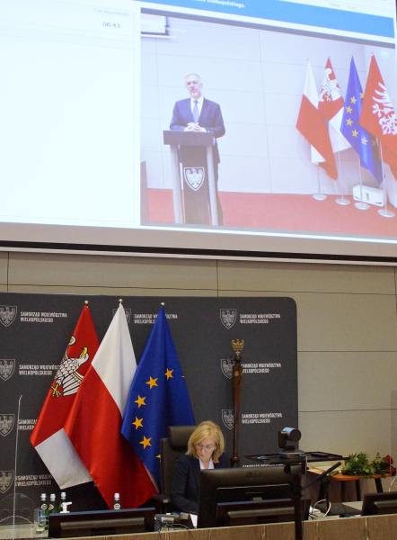 Prof. Piotr Rzymski z Uniwersytetu Medycznego im. Karola Marcinkowskiego w Poznaniu otrzymał Nagrodę Naukową Samorządu Województwa Wielkopolskiego. - Wszyscy wiemy że popularyzacja nauki jest rzeczą niezwykle wymagającą. Pan Profesor to czyni z dobrymi skutkami co przynosi efekt wzbogacania społeczeństwa o wiedzę – mówił podczas uroczystości Marszałek Marek Woźniak.- kliknij aby powiększyć