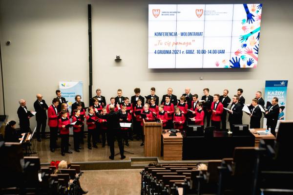 Koncert Chóru Chłopięcego i Męskiego Filharmonii Poznańskiej Poznańskie Słowiki podczas Konferencji WOLONTARIAT - Tu się pomaga- kliknij aby powiększyć