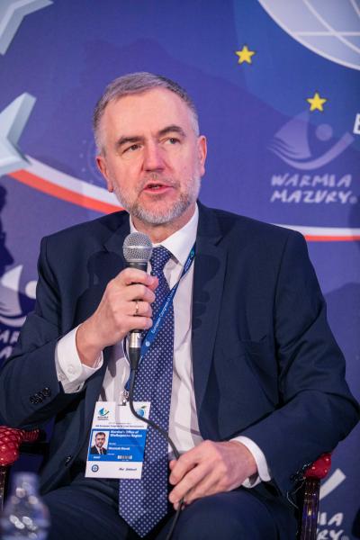 Regiony w nowej perspektywie finansowej oraz Polska: samorząd i bezpieczeństwo to panele, w których uczestniczył Marek Woźniak, Marszałek Województwa Wielkopolskiego podczas VI Europejskiego Kongresu Samorządów. Wydarzenie odbyło się w dniach 6-7 grudnia 2021 roku w Mikołajkach.  - kliknij aby powiększyć