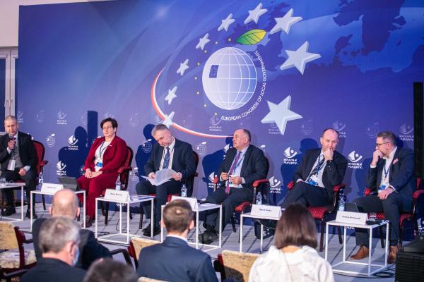 Regiony w nowej perspektywie finansowej oraz Polska: samorząd i bezpieczeństwo to panele, w których uczestniczył Marek Woźniak, Marszałek Województwa Wielkopolskiego podczas VI Europejskiego Kongresu Samorządów. Wydarzenie odbyło się w dniach 6-7 grudnia 2021 roku w Mikołajkach.  - kliknij aby powiększyć