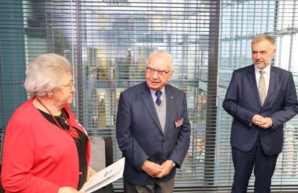 Marszałek Woźniak uhonorowany Gwiazdą Pamięci Polska Niepodległa 1918- kliknij aby powiększyć