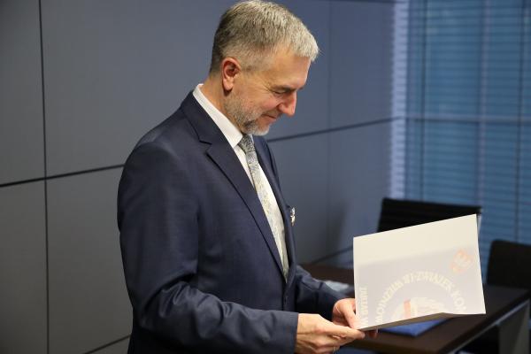 Marszałek Woźniak uhonorowany Gwiazdą Pamięci Polska Niepodległa 1918- kliknij aby powiększyć