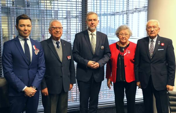 Marszałek Woźniak uhonorowany Gwiazdą Pamięci Polska Niepodległa 1918- kliknij aby powiększyć