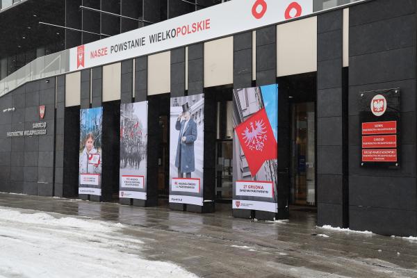 Cztery wielkoformatowe fotografie na filarach budynku Urzędu Marszałkowskiego Województwa Wielkopolskiego w Poznaniu stworzyły wystawę NASZE Powstanie WielkoPOLSKIE. Nie jest to jedyny obiekt na którym pojawią się elementy ukazujące radość ze święta które w tym roku zyska wymiar ogólnopolski. - kliknij aby powiększyć