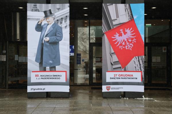 Cztery wielkoformatowe fotografie na filarach budynku Urzędu Marszałkowskiego Województwa Wielkopolskiego w Poznaniu stworzyły wystawę NASZE Powstanie WielkoPOLSKIE. Nie jest to jedyny obiekt na którym pojawią się elementy ukazujące radość ze święta które w tym roku zyska wymiar ogólnopolski. - kliknij aby powiększyć