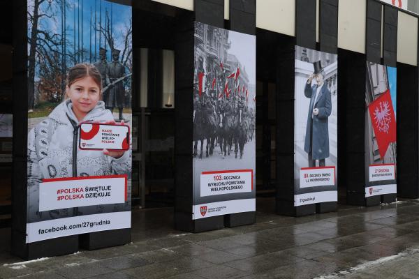 Cztery wielkoformatowe fotografie na filarach budynku Urzędu Marszałkowskiego Województwa Wielkopolskiego w Poznaniu stworzyły wystawę NASZE Powstanie WielkoPOLSKIE. Nie jest to jedyny obiekt na którym pojawią się elementy ukazujące radość ze święta które w tym roku zyska wymiar ogólnopolski. - kliknij aby powiększyć