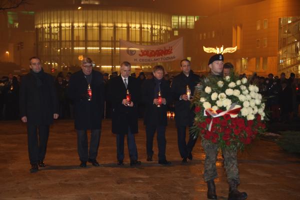 Złożenie kwiatów przy pomniku - kliknij aby powiększyć