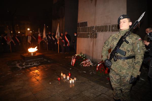 Złożenie kwiatów przy pomniku - kliknij aby powiększyć
